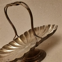 visitkort holder oval skål med buet kant med hank og på en lille fod forsølvet  metalskål gammel  skål